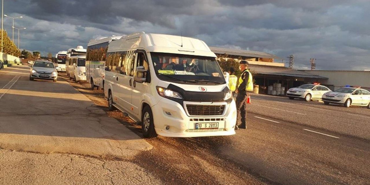 Balıkesir'de 9 servis aracı trafikten men edildi