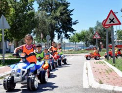 Minikler trafiği okulunda öğreniyor