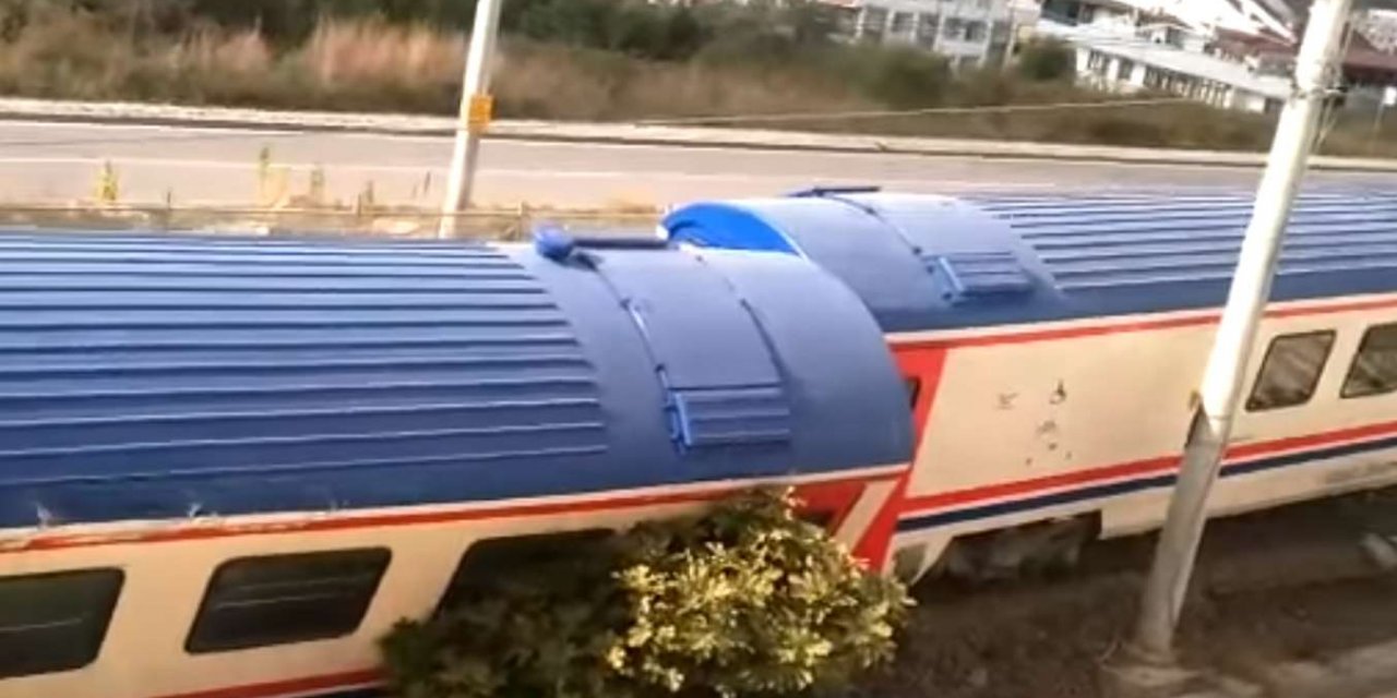 Kocaeli'de yolcu treni raydan çıktı