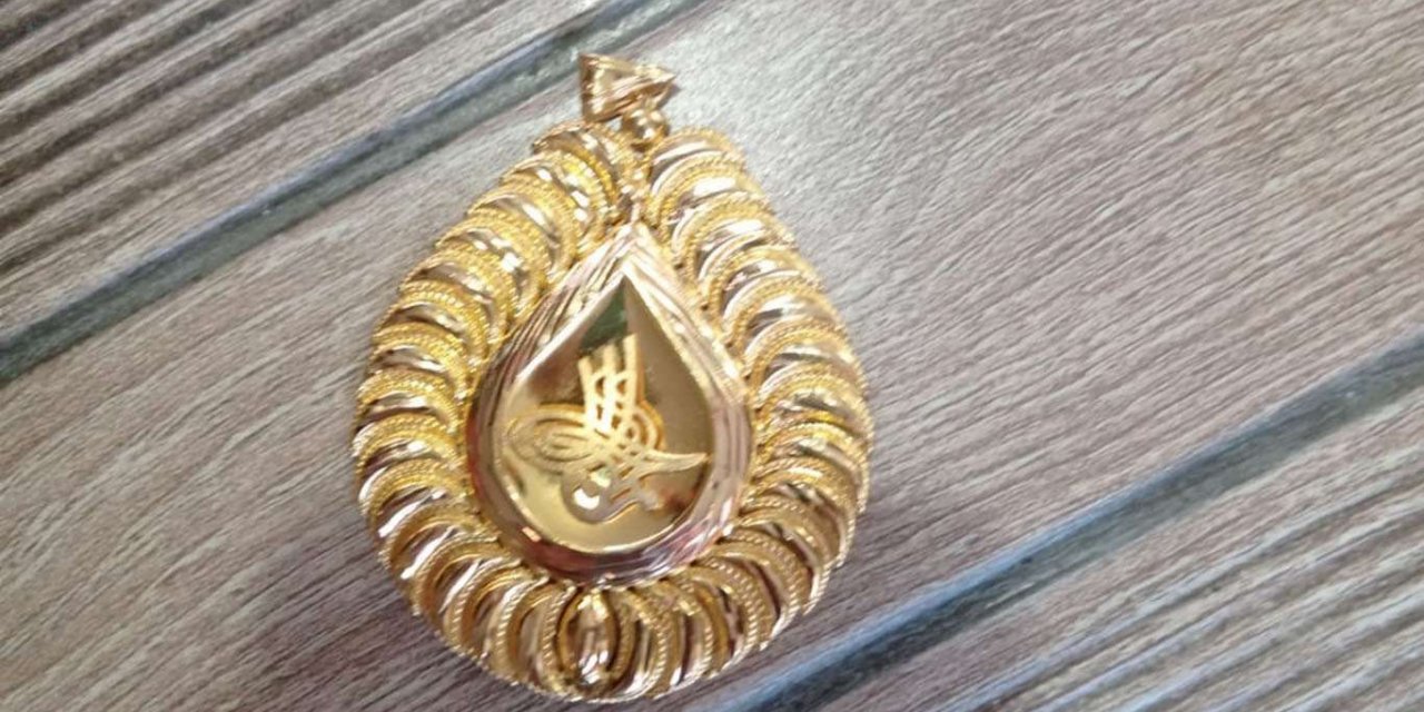 Temizlik personeli, bulduğu altın tuğrayı sahibine verdi