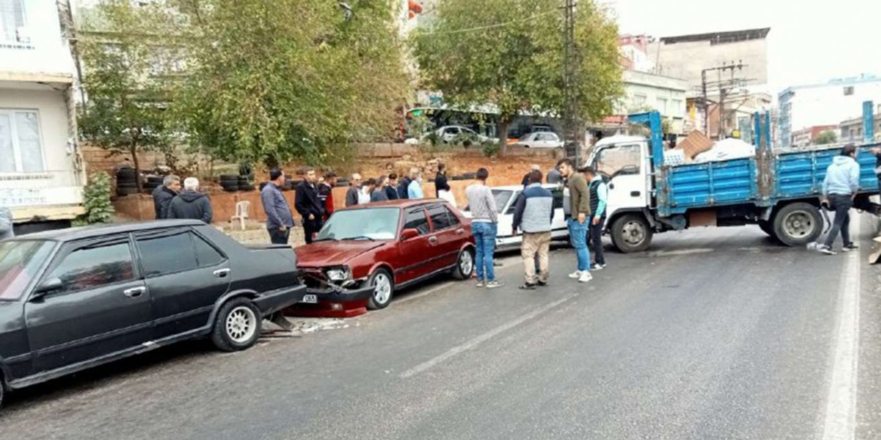 Kontrolden çıkan kamyonet park halindeki araçlara çarptı