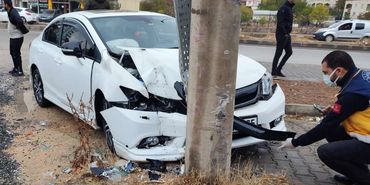 Elazığ'da otomobil elektrik direğine çarptı: 1 yaralı
