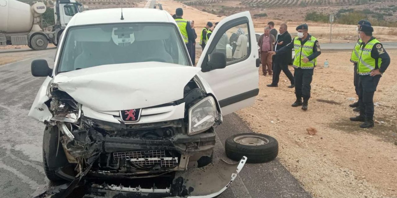 Hafif ticari araç ile otomobil çarpıştı: 7 yaralı