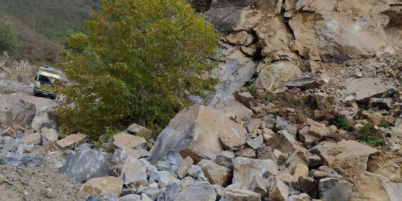 Giresun'da heyelan nedeniyle köy yolu trafiğe kapandı