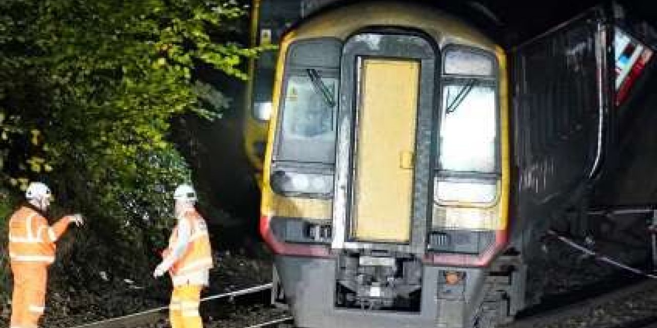 İngiltere'de meydana gelen tren kazasında 17 kişi yaralandı