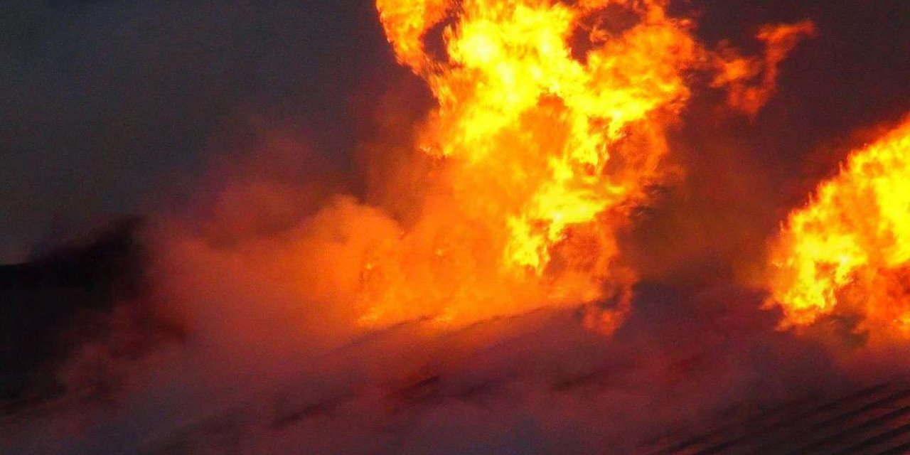 Zeytinburnu'nda çatı katında yangın: 3 yaralı