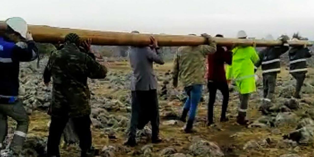 Çınar'da 200 kiloluk elektrik direğini sırtlarında taşıyarak arızayı giderdiler