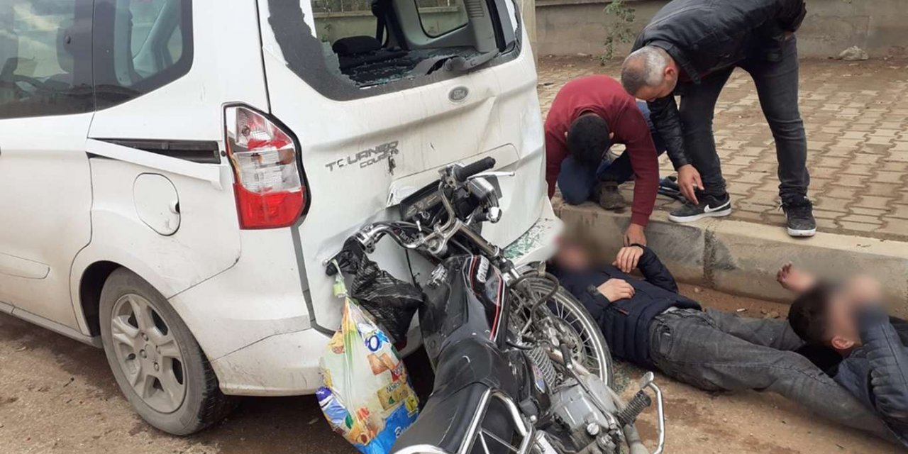 Motosiklet park halindeki araca çarptı: 2 yaralı