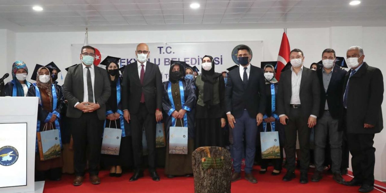 Okuma yazma kursunda mezuniyet coşkusu