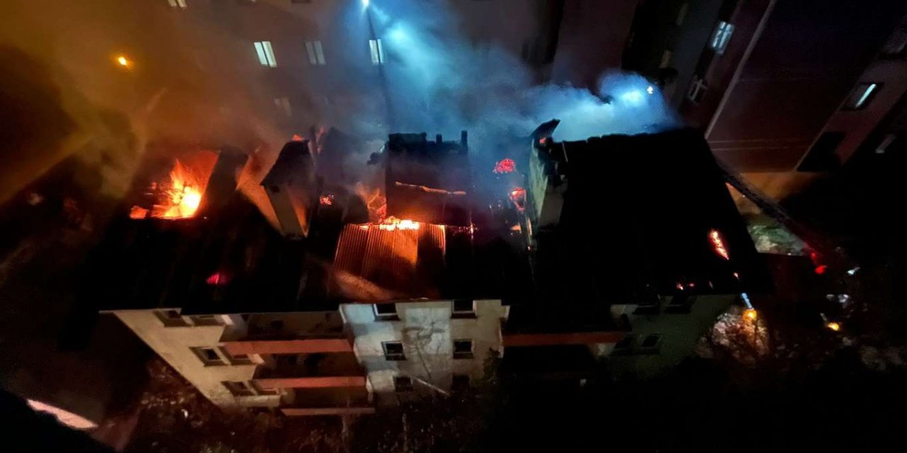 Ağrı Patnos'da çatı katında başlayan yangın bütün binayı sardı
