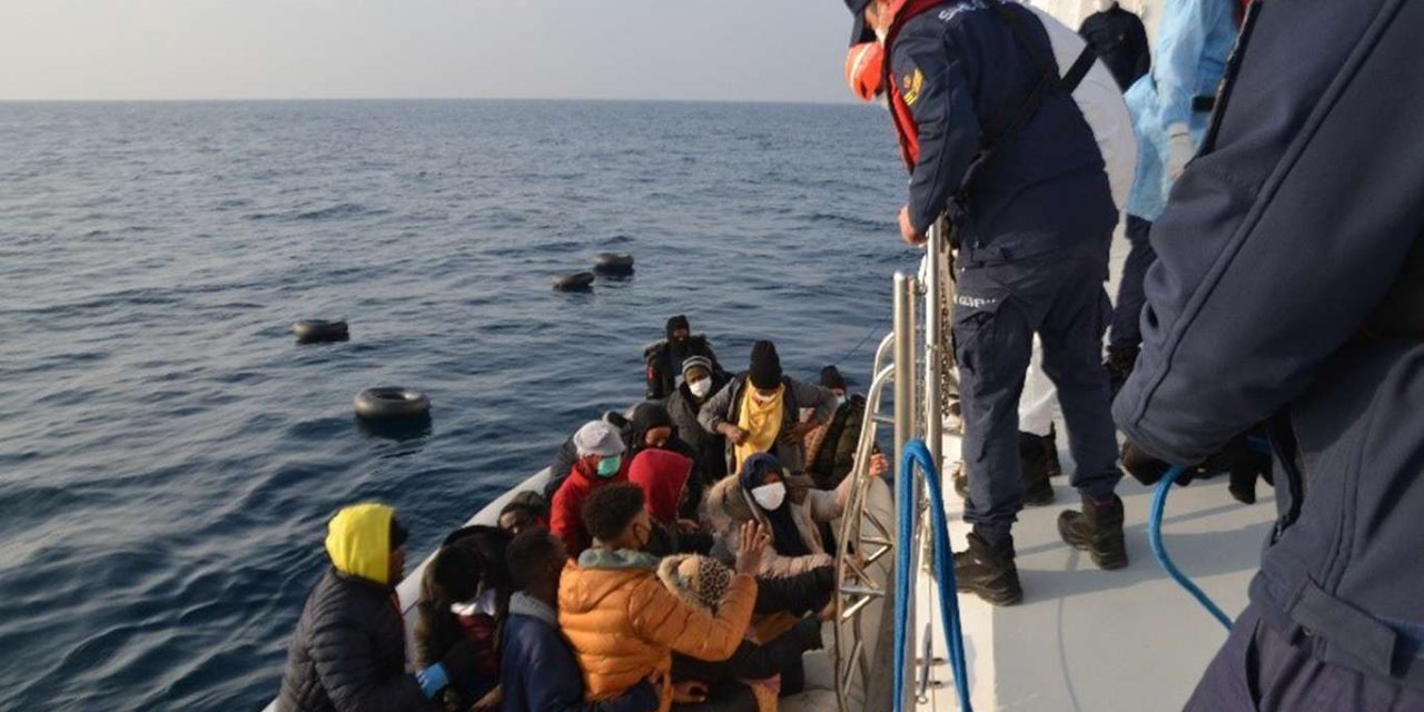 İzmir açıklarında 59 düzensiz göçmen kurtarıldı