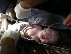 Çin'de Devlet Zulmü Bebeği Tuvalete Attırdı!