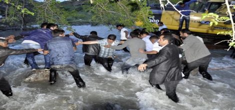 Pikap Habur Çayı'na uçtu 5 ölü,1 kayıp