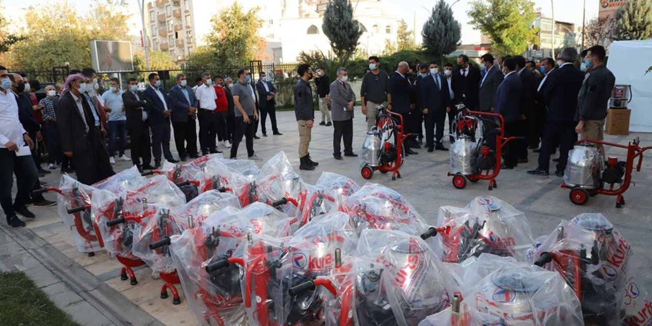 Cizre’de "Sütçülükte Nasırlı Eller Projesi" kapsamında çiftçilere malzeme dağıtıldı