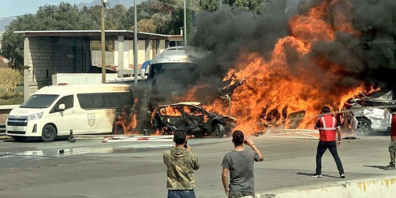 Meksika'da yakıt tankeri otoyol gişelerinde bekleyen araçlara çarptı: 19 ölü