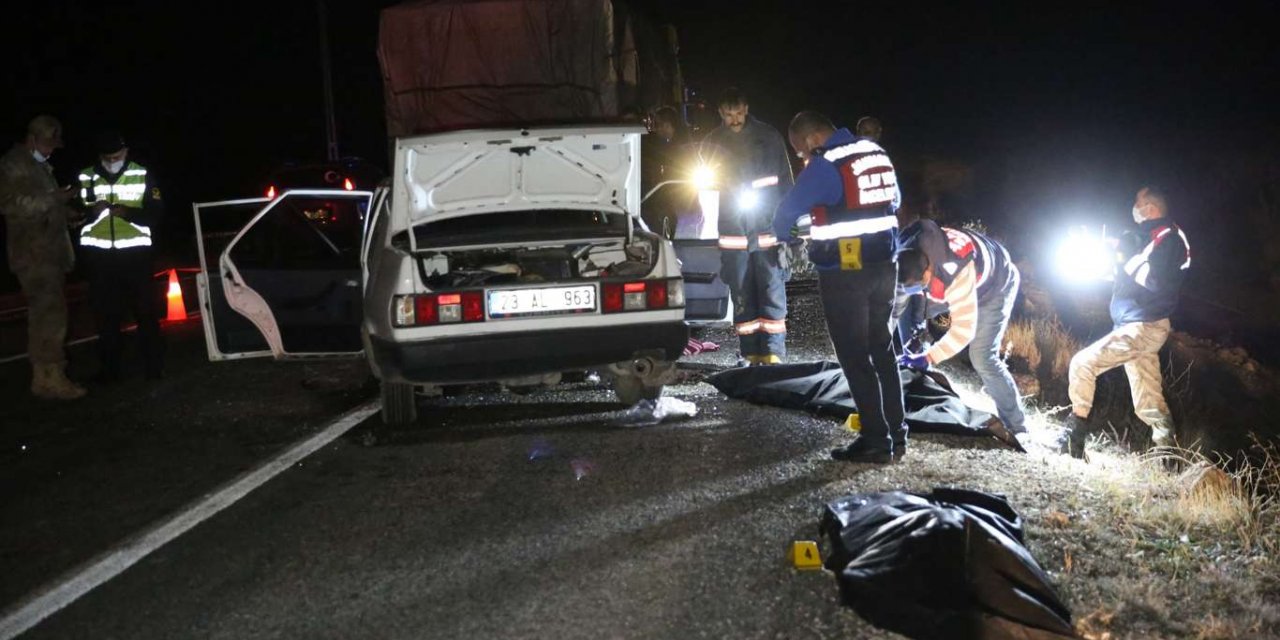Otomobil tıra çarptı: Karı-koca hayatını kaybetti 2 yaralı