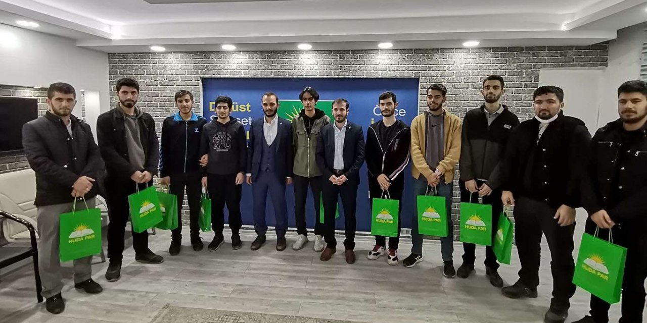 HÜDA PAR Elazığ’da “Gençlik Kuşaklara Sığamaz” etkinliği düzenledi