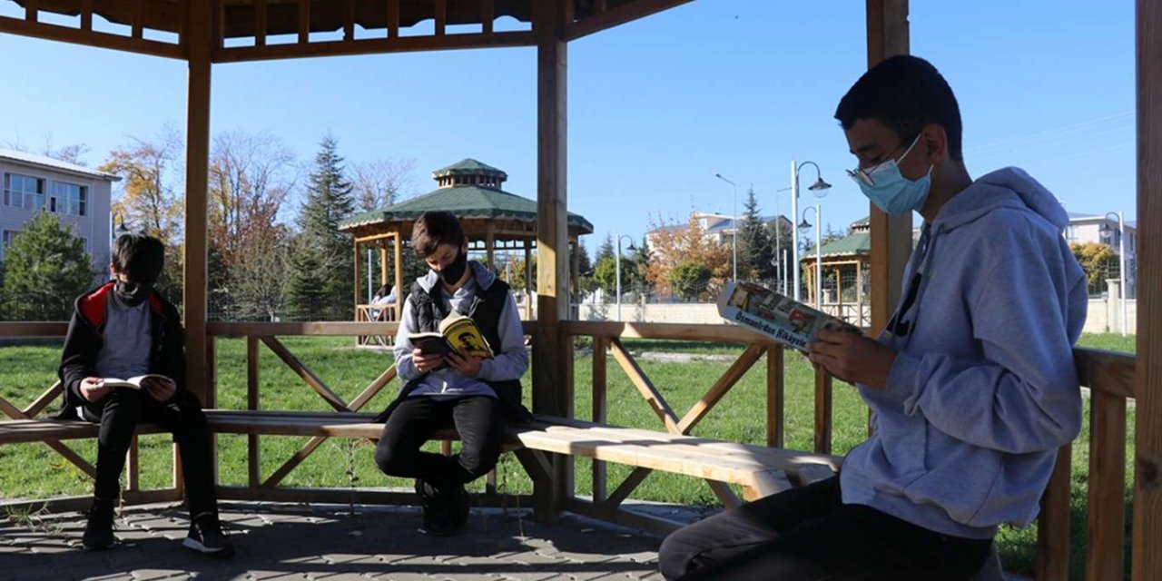 Bingöl'de açık alanda kitap okuma etkinliği düzenlendi