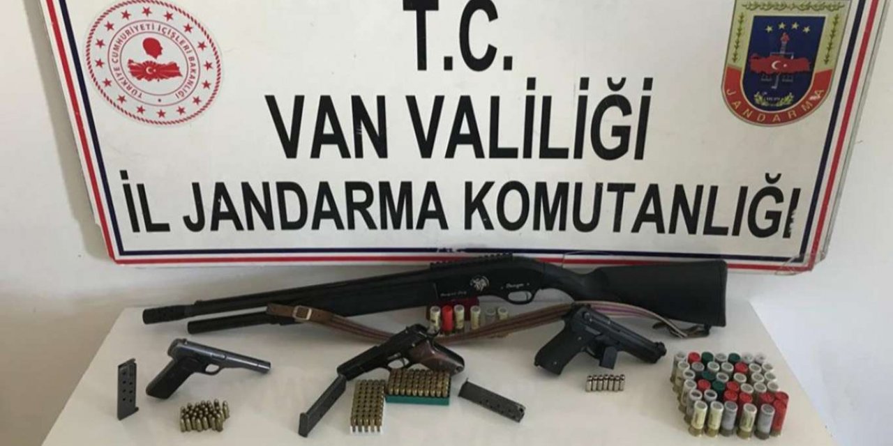 Van Erciş'te çok sayıda ruhsatsız tabanca ele geçirildi