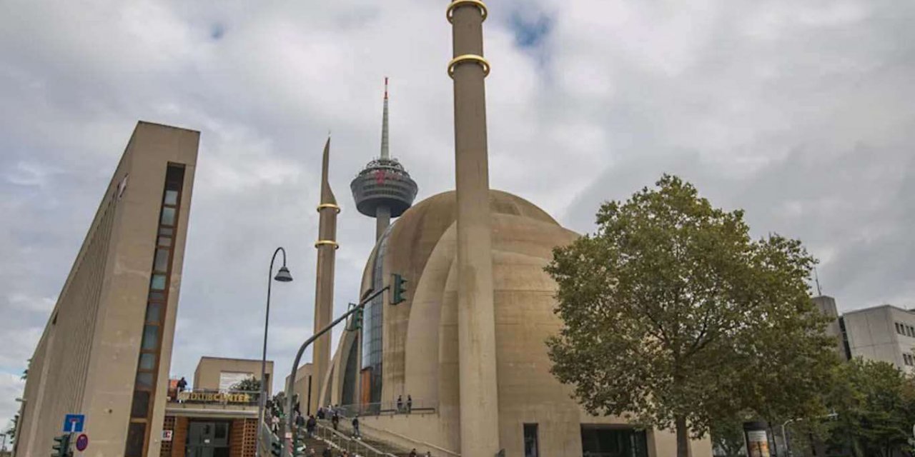Köln'de bir cami Cuma ezanının hoparlörden okunması için izin istedi