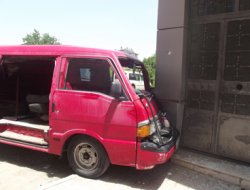 Kovancılar'da araç binaya çarparak durdu