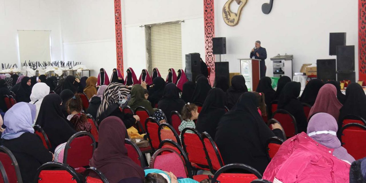 Ergani'de ilimlerini tamamlayan kız talebeler icazetlerini aldı