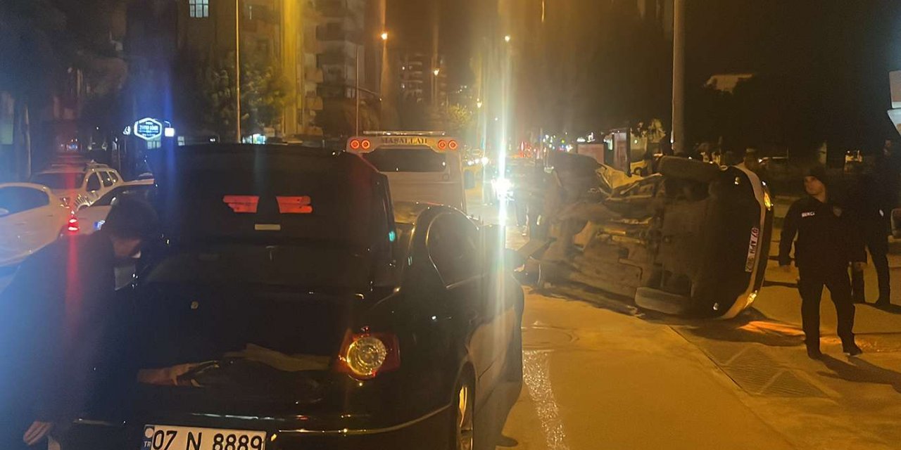 Hafif ticari araç ile otomobil çarpıştı: 3 yaralı