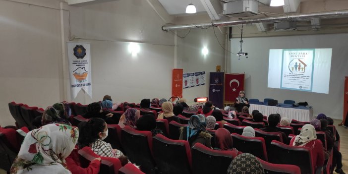Diyarbakır Büyükşehir Belediyesinin, veliler için düzenlediği Anne-Baba Mektebi Projesi başladı