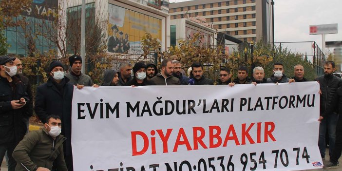 Faizsiz Konut Edindirme Sistemi mağdurlarından Diyarbakır AK Parti İl Başkanlığı önünde basın açıklaması