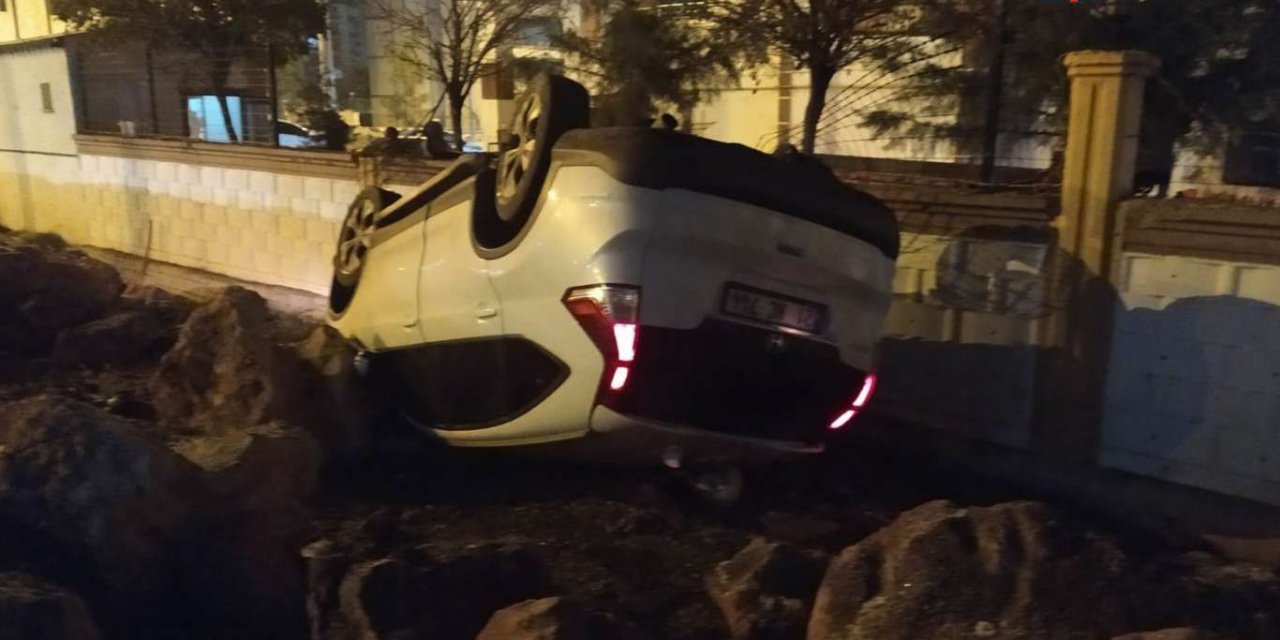 Diyarbakır'da kavşaktan dönüş alamayan otomobilin devrildi