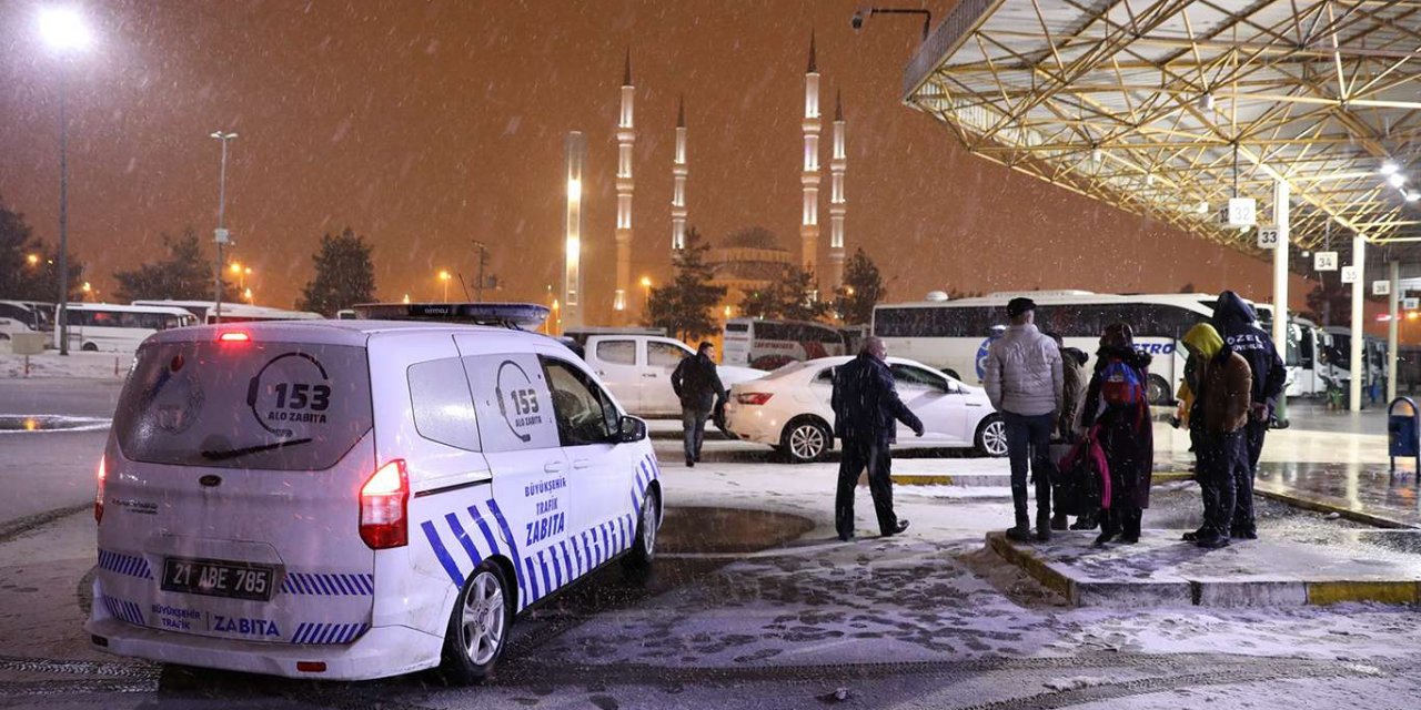 Diyarbakır'da seferlerine devam  edemeyen yolcular otellere yerleştirildi