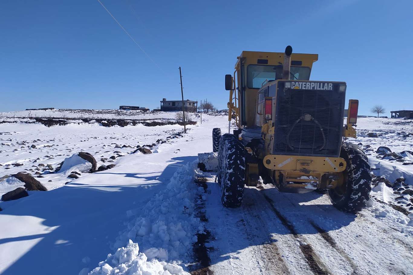 Diyarbakır Bağlar kırsalındaki 128 yerleşim yolu kardan temizlendi