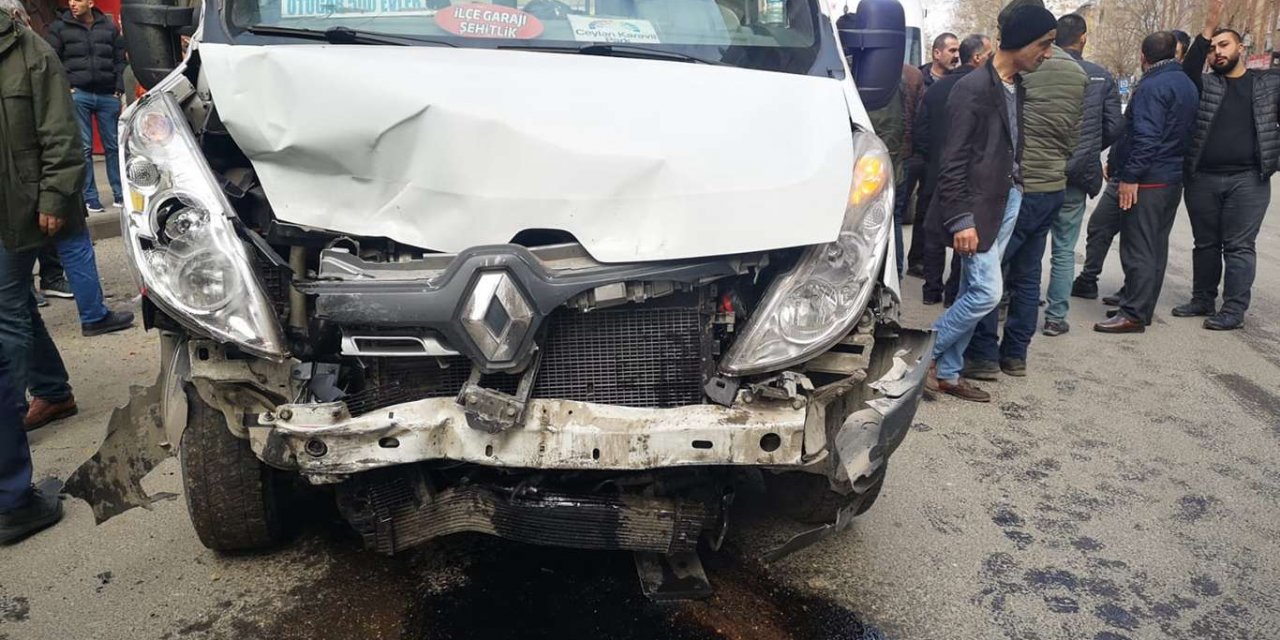 Diyarbakır'da şehir içi minibüsü park halindeki araca çarptı: 3 yaralı