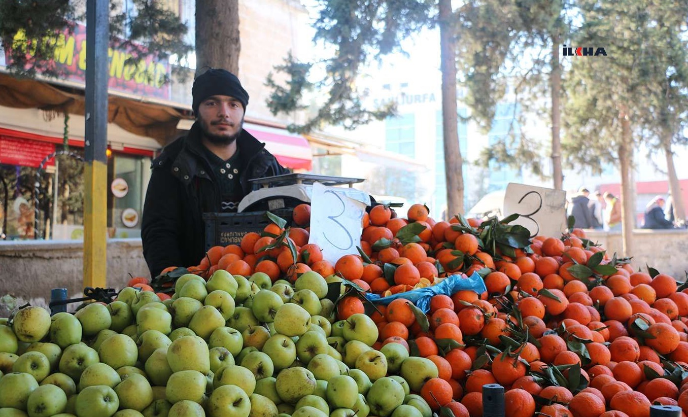 Semt pazarı esnafı: Pazara gelenler bir şey almadan geri dönüyor