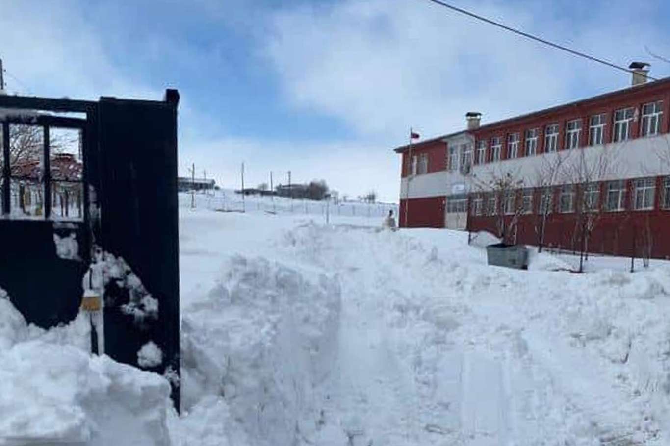 Karacadağ'da bahçesi kar dolan okul temizlendi