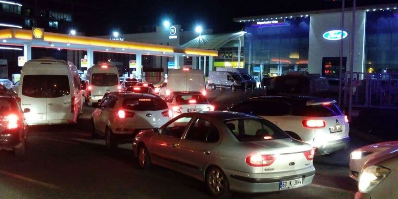 Akaryakıt zammını duyan sürücüler benzin istasyonlarında kuyruk oluşturdu
