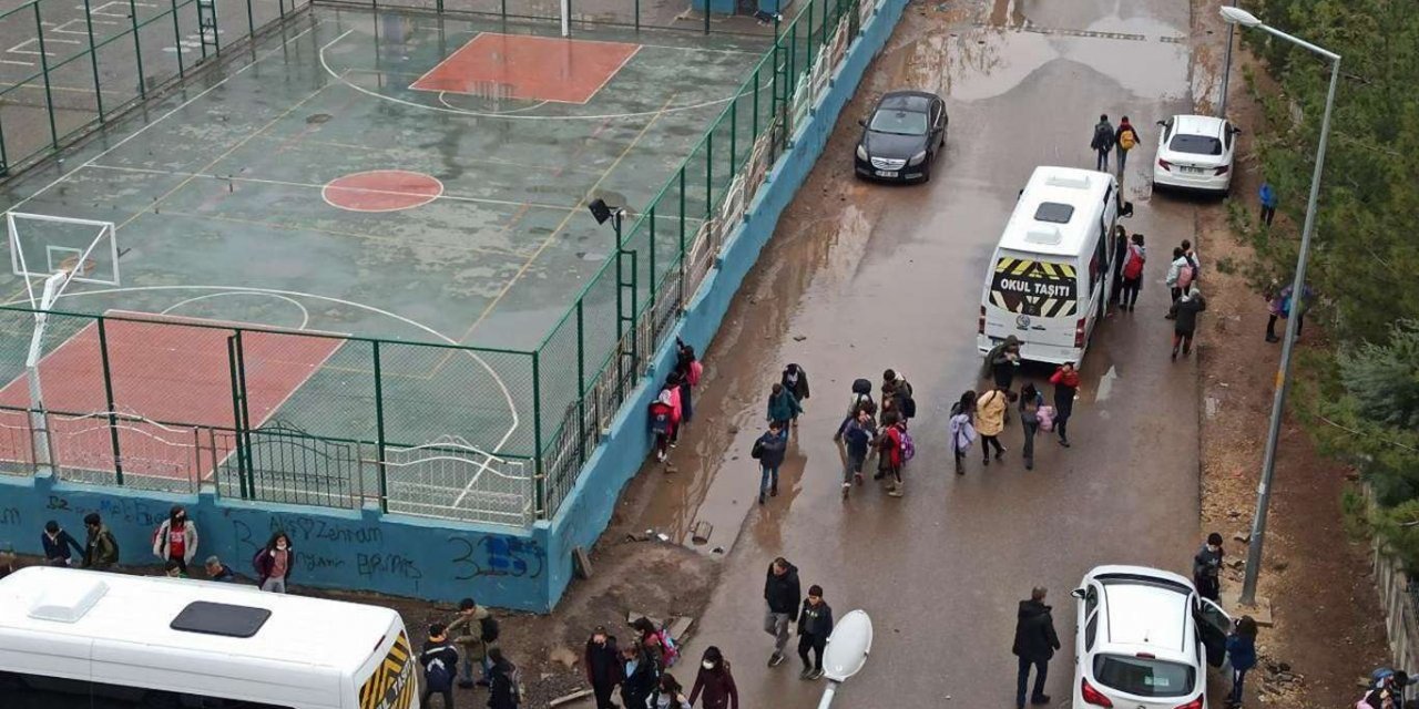 Diyarbakır Medya Mahallesi'nde yenilenen elektrik direkleri nedeniyle bozulan kaldırımlar halen yapılmadı