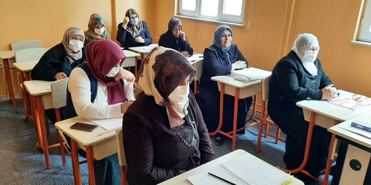 Diyarbakır'da her yaştan kadının gittiği okuma yazma kursu ilgi görüyor