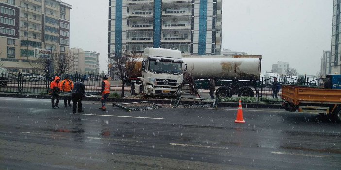Diyarbakır-Şanlıurfa karayolu Talaytepe Kavşağı mevkiinde gizli buzlanma kazaya neden oldu