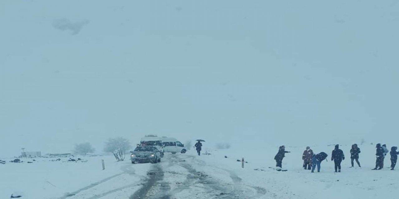 Karacadağ Bölgesinde karda mahsur kalan araçlar kurtarıldı