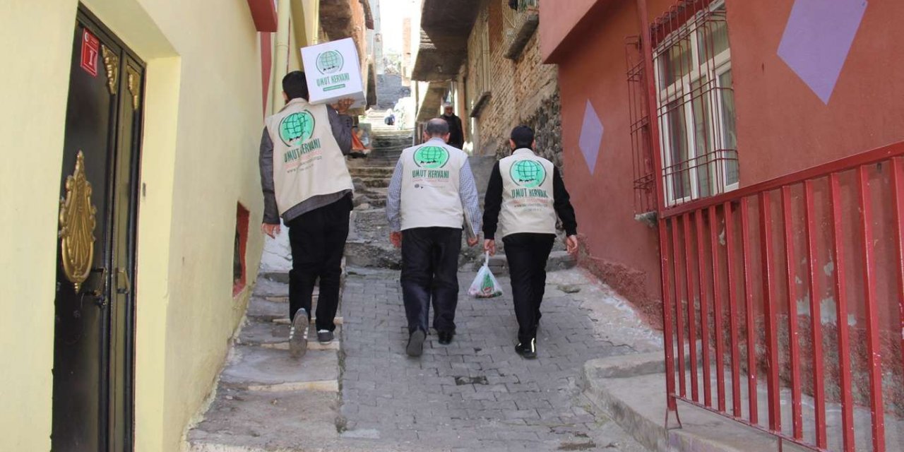 ​Umut Kervanı Ramazan öncesi Diyarbakır'da muhtaçlara yardım ulaştırdı