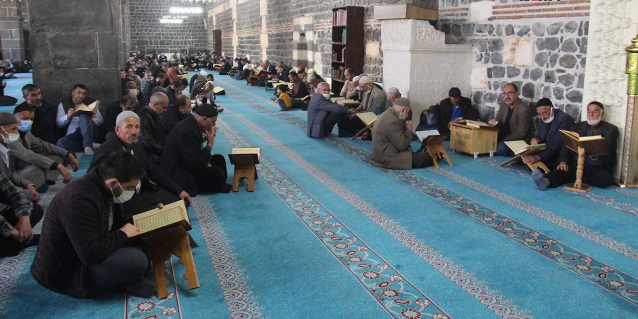 Tarihi Ulu Camii'nde mukabele sünneti yaşatılmaya devam ediyor