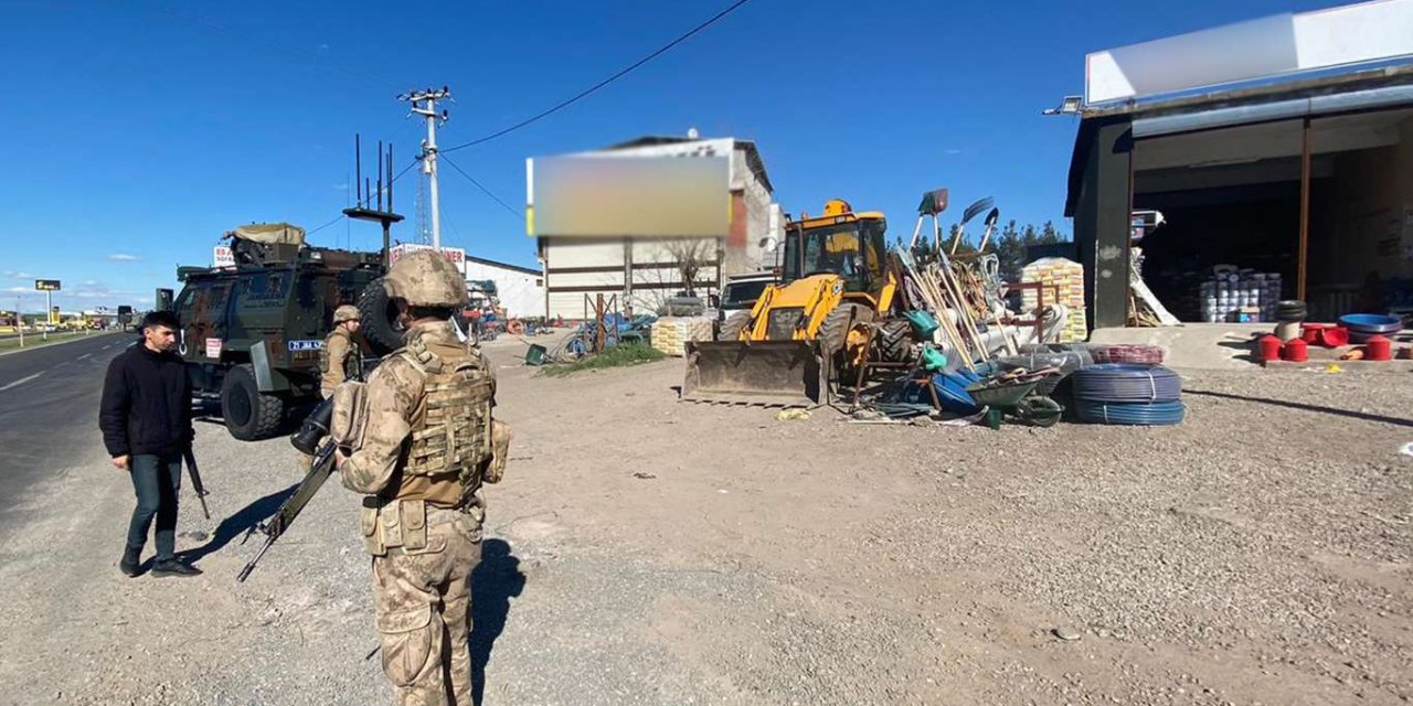 Diyarbakır Sur ilçesine bağlı Karaçalı Mahallesi'nde 2 kişinin öldüğü silahlı kavgada 10 kişi gözaltına alındı