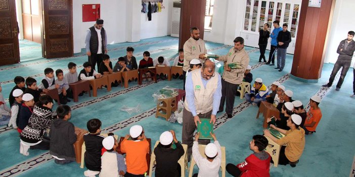 Umut Kervan'ından Diyarbakır'da cami bülbüllerine Kur'an-ı Kerim hediyesi