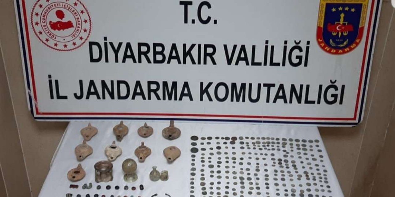 Diyarbakır Yenişehir Dökmetaş Mahallesinde tarihi eserleri satmaya çalışan 4 şüpheli yakalandı