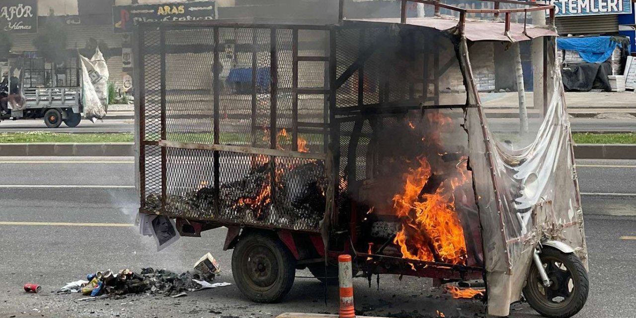Bağcılar Mahallesi Orhan Doğan Caddesinde aracına ceza yazılan karton toplayıcısı, motorunu ateşe verdi