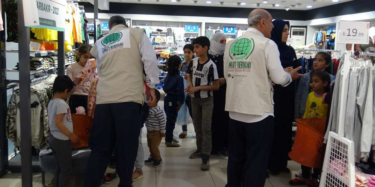 Umut Kervanı Ramazan Bayramı öncesi Diyarbakır'da yüzlerce çocuğa giyim yardımında bulundu