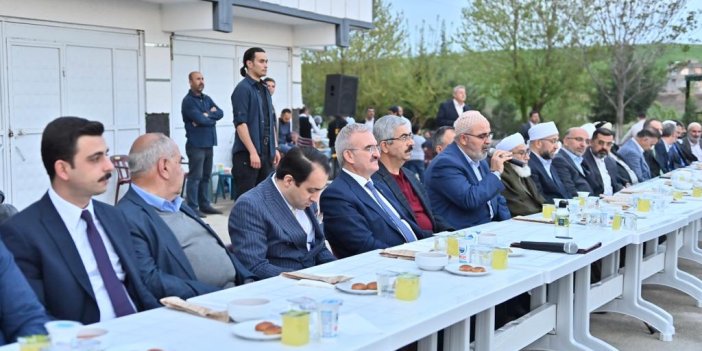 Diyarbakır Valisi Münir Karaloğlu, Bismil’de iftarda vatandaşlarla buluştu