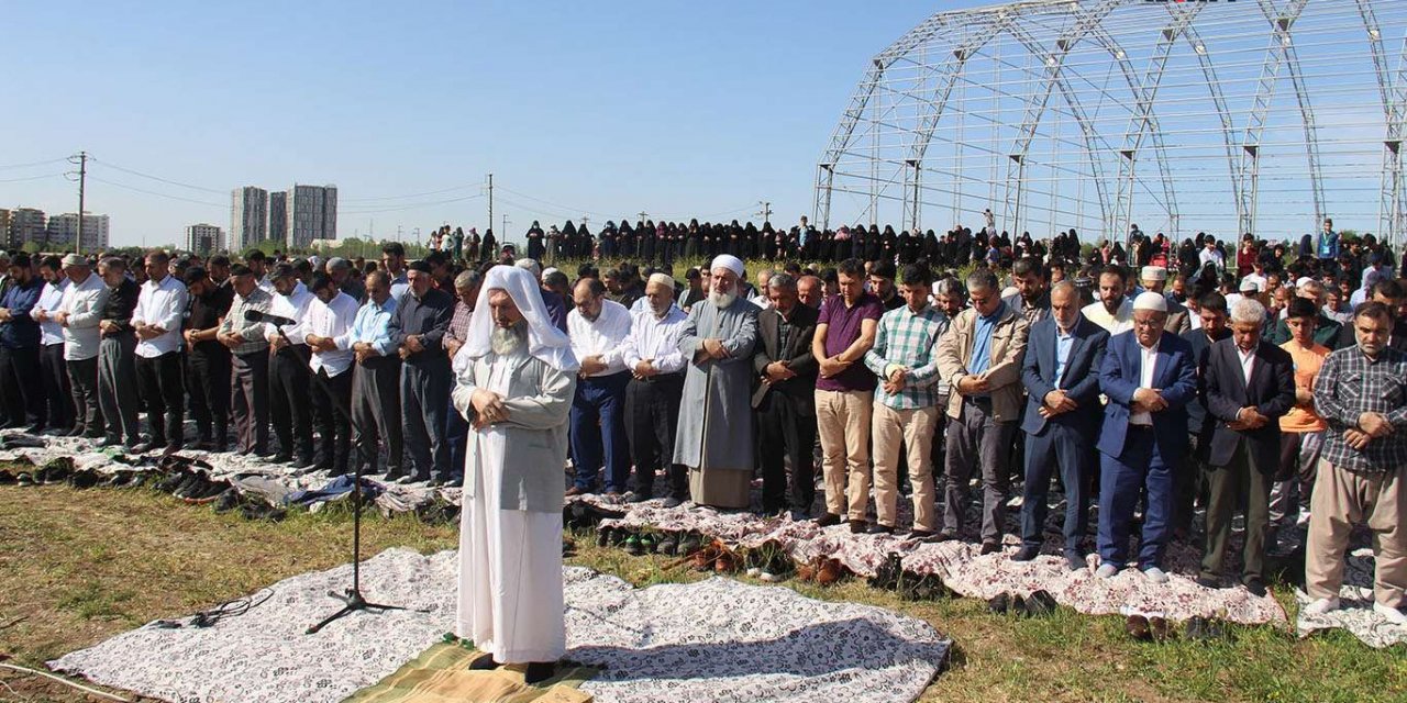 Diyarbakır'da eller yağmur duası için semaya açıldı