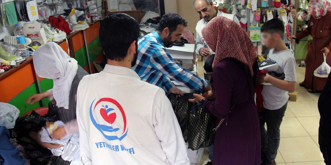 Yetimler Vakfı Diyarbakır'da Ramazan Bayramı öncesi yüzlerce çocuğa giyim yardımında bulundu
